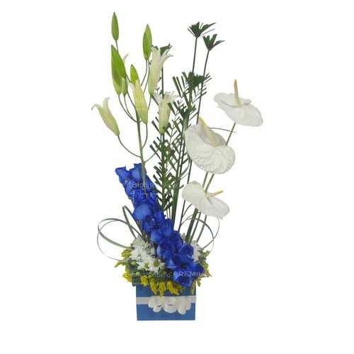FAZ002 - Arreglo con Flores Azules - Estatus Floristería