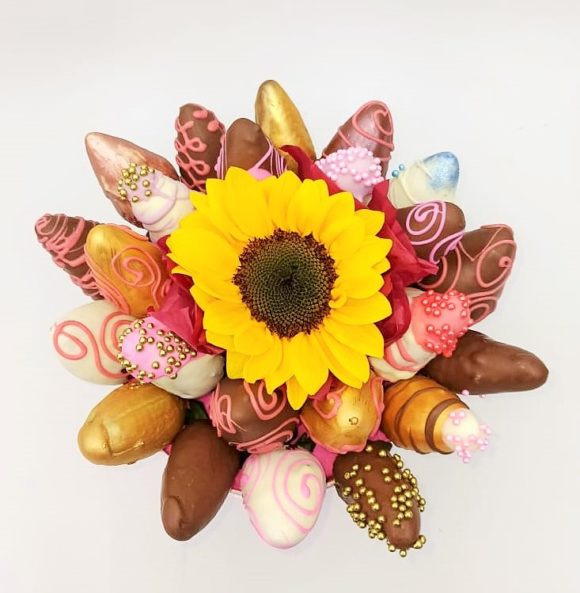 FLF021 – ARREGLO CON UN GIRASOL Y FRESAS AL CHOCOLATE - Imagen 2