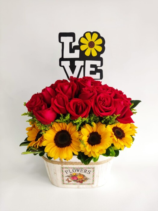 AMR0201- ARREGLO FLORAL ROSAS Y GIRASOLES